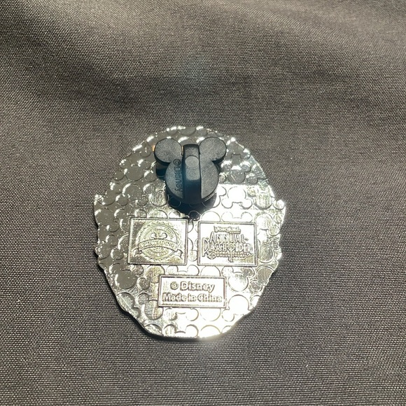 DLR AP Cameos with Character Pin Set - Picture 3 of 3